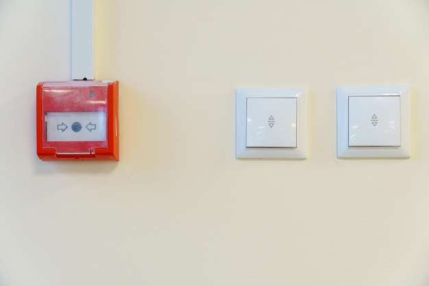 Alarma de incendio e interruptor de luz en la pared Equipo para notificación de incendios en situaciones de emergencia Interruptor de alarma de incendio rojo en la pared