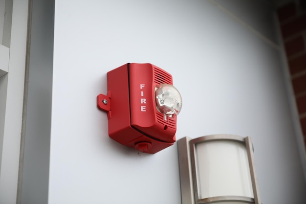 Una alarma de incendio roja en una pared con la palabra fuego en ella