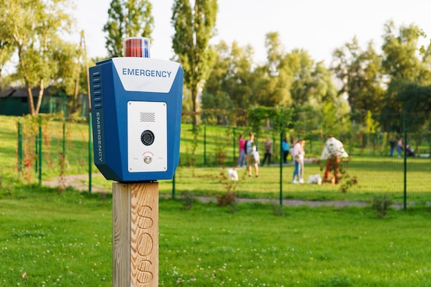 Alarma de pánico, policía, pulsador de emergencia en el parque público. Caja azul con cámara de video y luz de advertencia azul roja en la parte superior