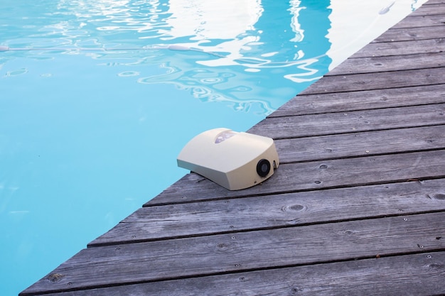 Alarma de piscina en el lado del agua de la piscina familiar privada de la casa