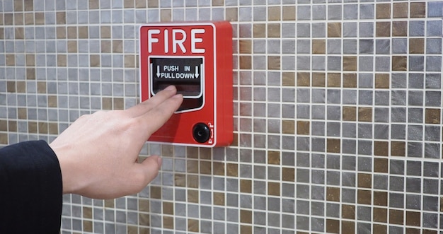 Alarme de incêndio ou alerta ou equipamento de aviso de campainha e mão. no edifício para emergência e segurança.