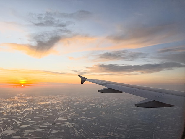 Alas de avión con luz solar