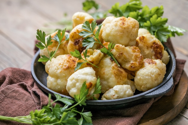 Alas de búfalo de coliflor veganas