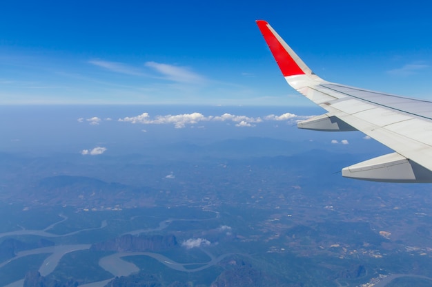 Alas de cielo y nubes blancas volando sobre Phuket, Tailandia