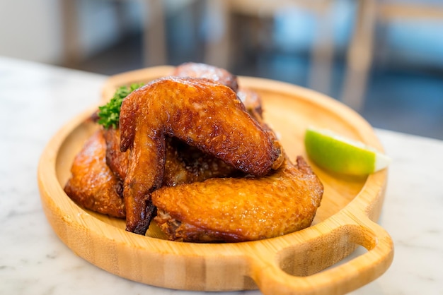 Alas de pollo fritas en un plato de madera