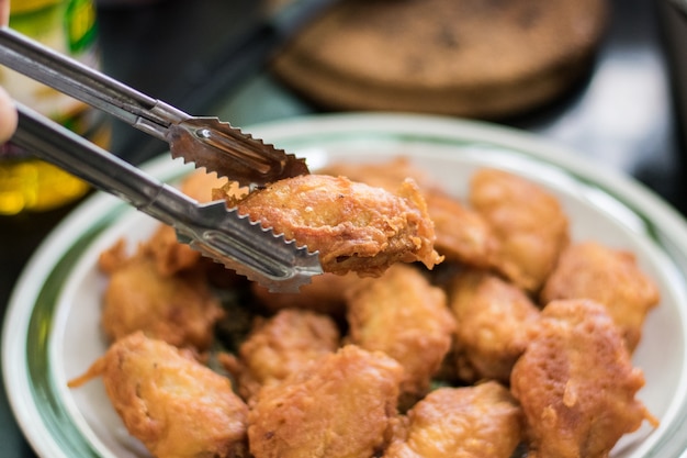 Foto alas de pollo frito en un plato.