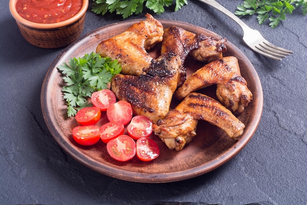 Alas de pollo a la parrilla con salsa de tomate y perejil