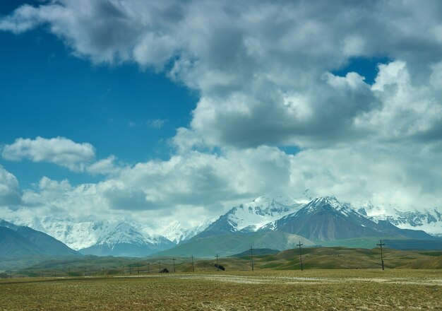 Alay Valle de la región de Osh, Kirguistán, montañas de Pamir en Kirguistán