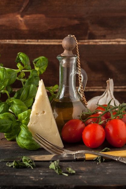 Albahaca, ajo, tomate y queso