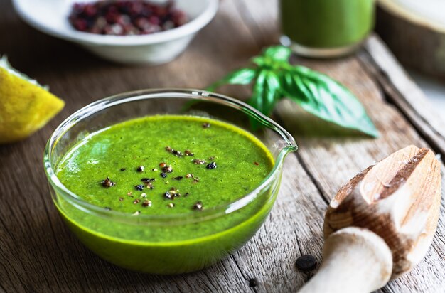 Albahaca casera con aderezo de ensalada de limón