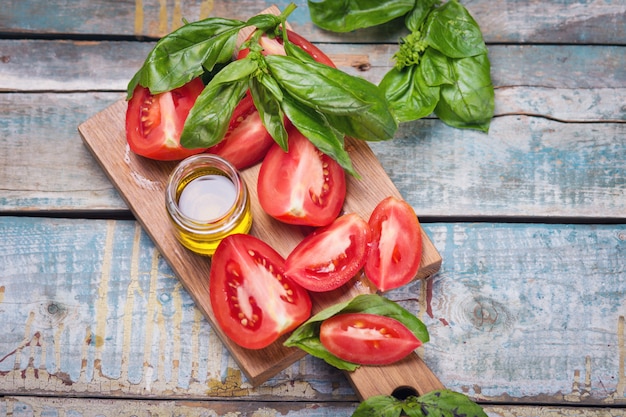 Albahaca fresca y tomates