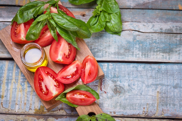 Albahaca fresca y tomates