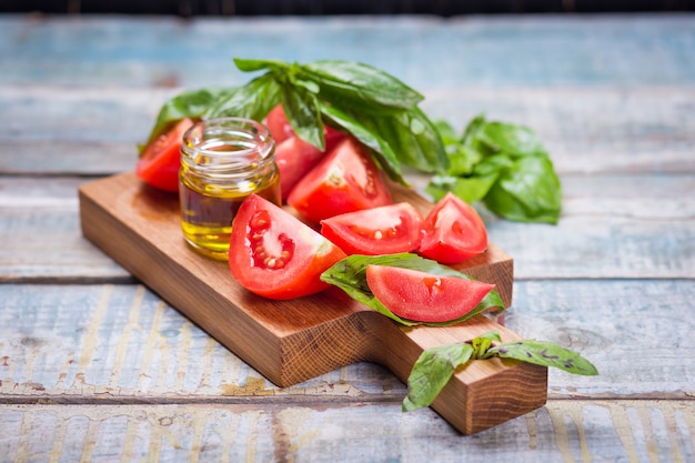 Albahaca fresca y tomates