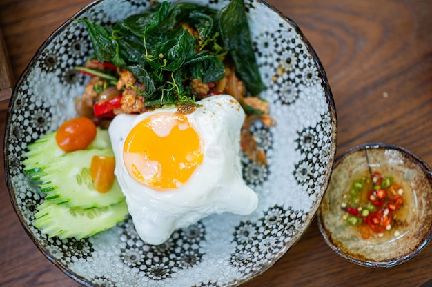 Albahaca, huevo frito, menú de comida tailandesa que siempre ordenará este menú siempre