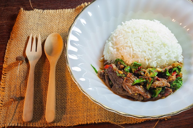 Albahaca salteada con carne de res sobre arroz