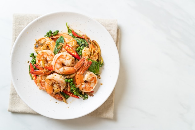 albahaca santa frita con camarones y hierbas - estilo de comida asiática