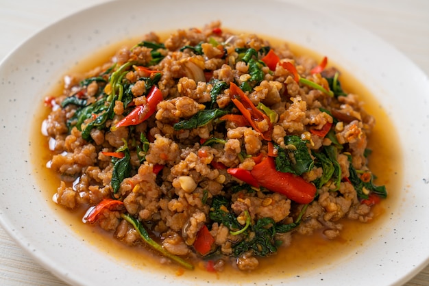 Albahaca tailandesa frita con carne de cerdo picada