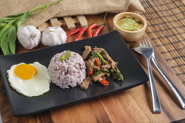 Albahaca de ternera salteada con huevo frito y arroz con arándanos.