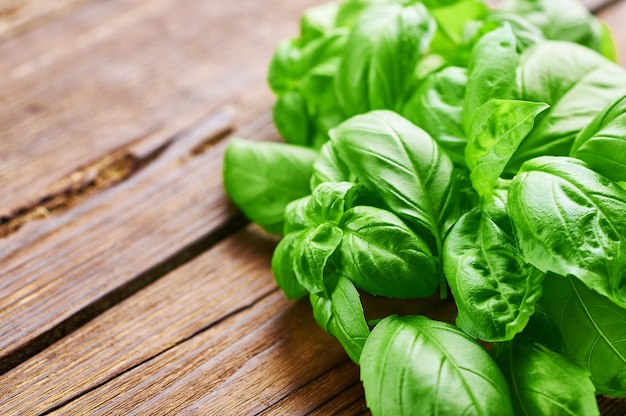 Albahaca verde fresca sobre un fondo de madera