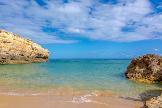 Albandeira Strand an der Küste der Region Algarve Portugal