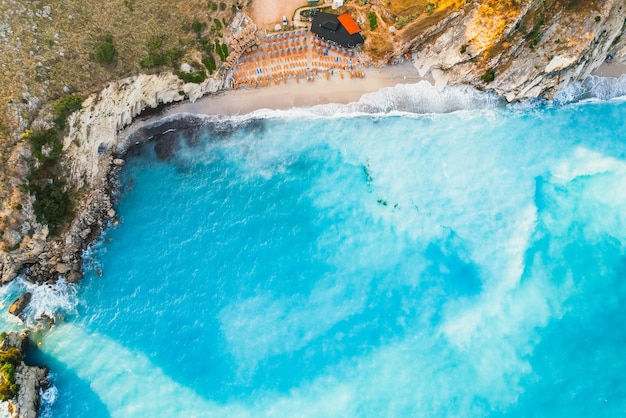 Albania riviera Playa en la costa del mar Jónico en Albania Ksamil cerca de la isla griega de Corfú Shpella e playa de Pellumbave