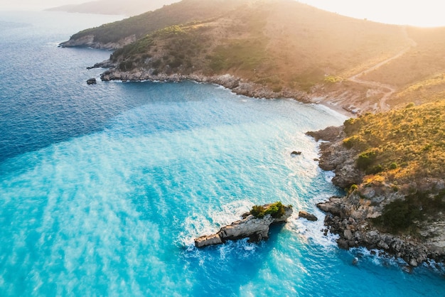 Foto albania riviera playa en la costa del mar jónico en albania ksamil cerca de la isla griega de corfú shpella e playa de pellumbave