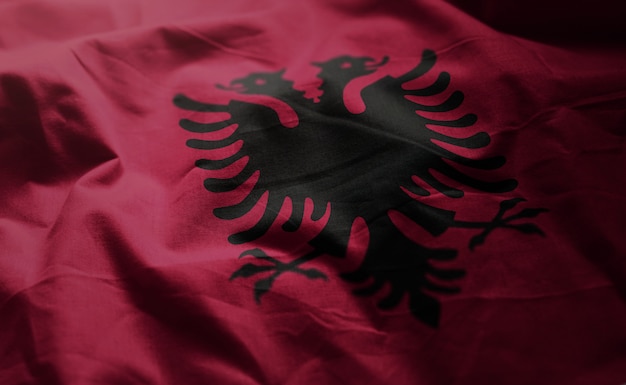 Albanien-Flagge nahe zerknittert