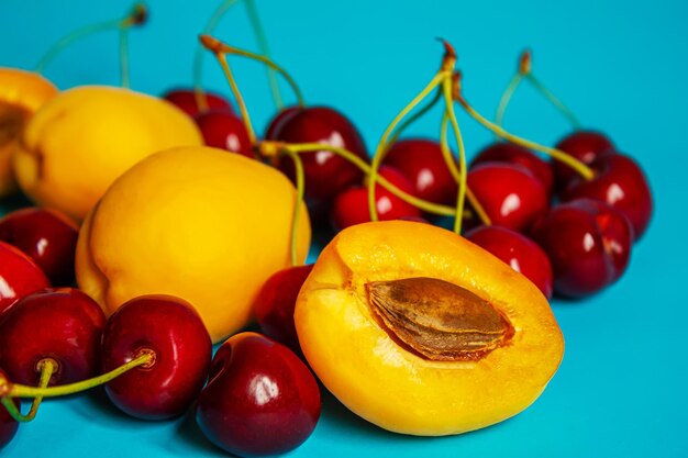 Albaricoque y cereza sobre un fondo azul. enfoque selectivo naturaleza