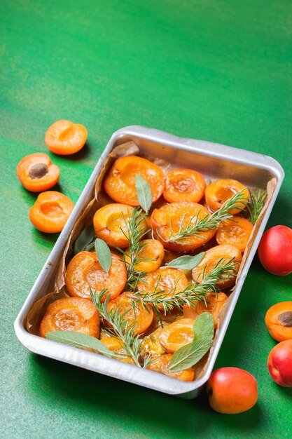 Albaricoques al horno con miel de salvia y hojas de romero Aperitivo de comida de verano fácil y delicioso