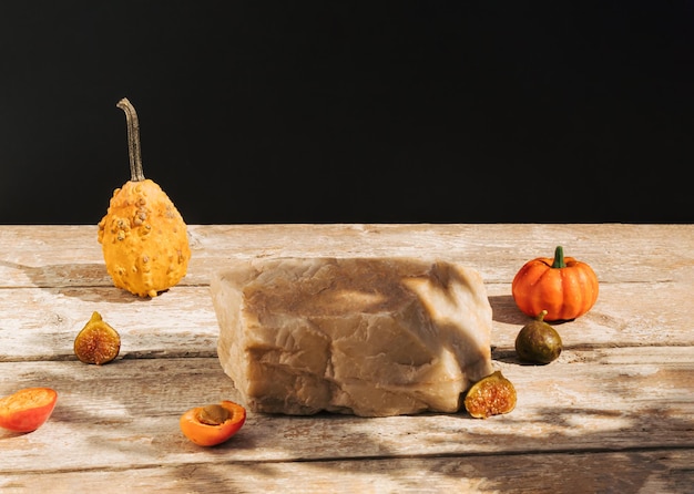 Albaricoques de calabaza de calabaza y roca en una mesa de madera vieja Podio de producto adecuado para exhibición de productos