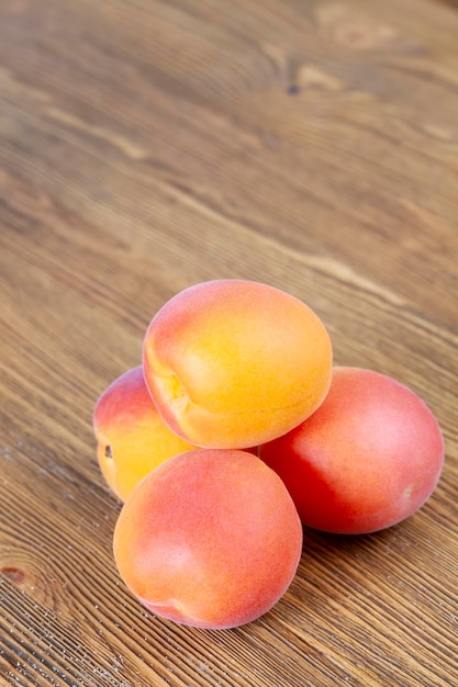 Albaricoques dulces naranjas en la mesa de la cocina