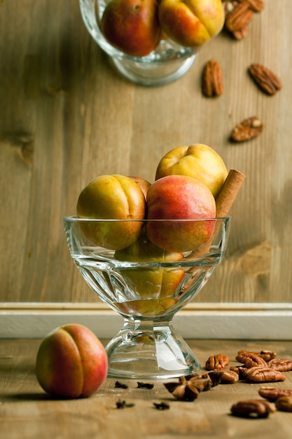 Albaricoques frescos con nueces