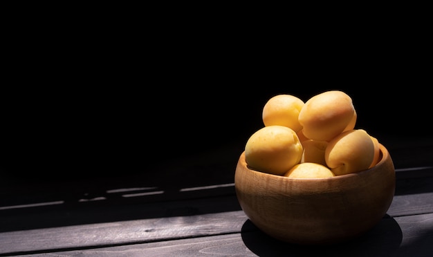 Albaricoques maduros en madera