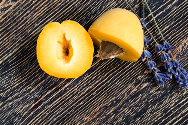 albaricoques naranja con planta de lavanda