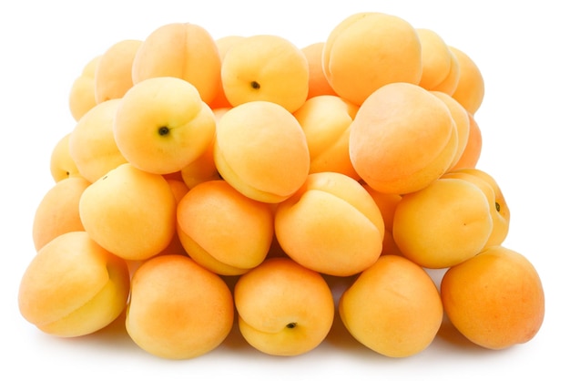 Albaricoques naranjas jugosos maduros aislados sobre fondo blanco