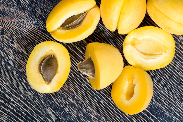 Albaricoques naranjas naturales maduros y deliciosos y en rodajas mientras se cocina