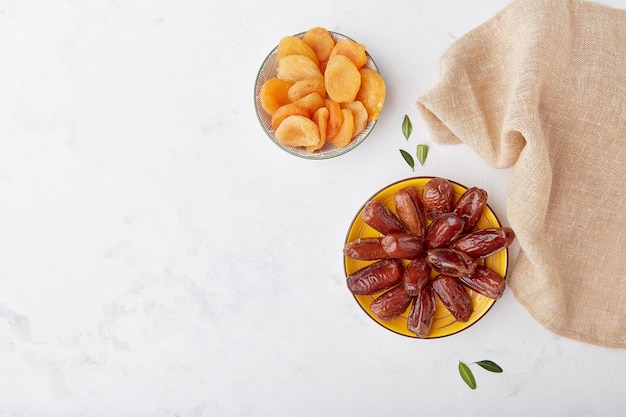 Albaricoques secos dátiles frutas secas fondo con espacio de copia Postres saludables Comida de dieta rápida