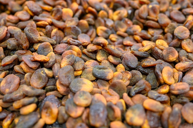 Albaricoques secos negros un montón de frutos secos como fondo