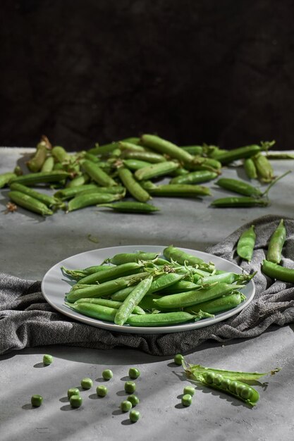 Foto alberjita. vaina de guisantes frescos vegetales de judías verdes. alimentos orgánicos crudiveganos con propiedades desintoxicantes