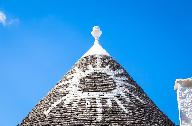 Alberobello, região de Puglia, sul da Itália. Telhados tradicionais dos Trulli, casas originais e antigas desta região.