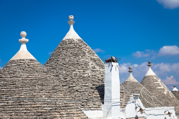 Alberobello, Region Apulien, Süditalien. Traditionelle Dächer der Trulli, ursprüngliche und alte Häuser dieser Region.