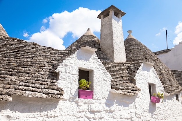 Alberobello, región de Puglia, sur de Italia. Techos tradicionales de los Trulli, casas originales y antiguas de esta región.