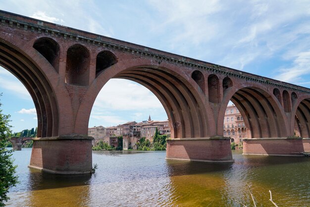 Albi antiguo histórico puente de piedra de ladrillo rojo sobre el río Tarn en Francia