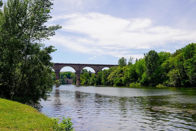 Albi im mittelalterlichen Südfrankreich mit Brücke am französischen Fluss Tarn