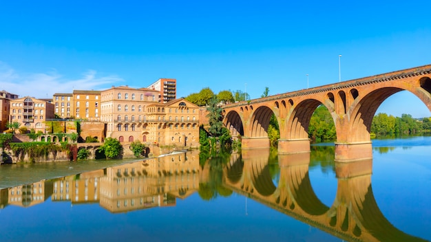 Albi no sudoeste da frança. vista do rio tarn e da catedral de saint cecile.