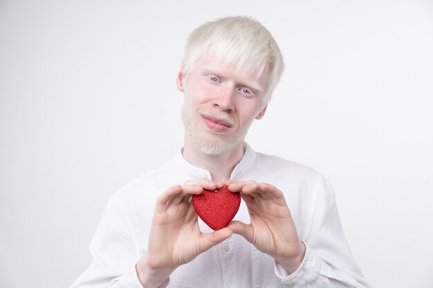 Albinismo albino hombre en estudio vestido camiseta aislado sobre fondo blanco. desviaciones anormales. apariencia inusual. anomalía de la piel