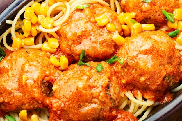 Albóndiga vegetariana con sin carne y pasta