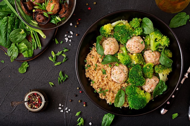 Albóndigas al horno de filete de pollo con guarnición de quinoa