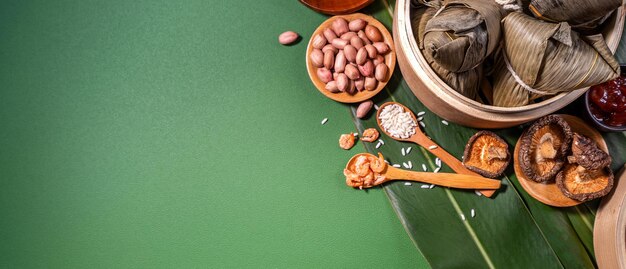 Albóndigas de arroz al vapor Zongzi sobre comida de fondo de mesa verde en el festival del bote del dragón duanwu concepto primer plano copia espacio vista superior plano