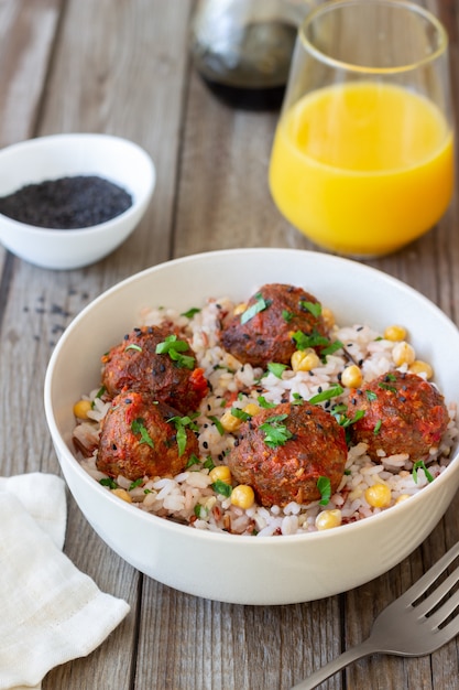 Albóndigas con arroz, garbanzos y semillas de sésamo. Alimentación saludable. Dieta. Cocina oriental.